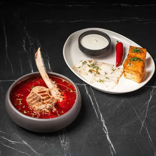 Bors roșu cu costiță de vițel