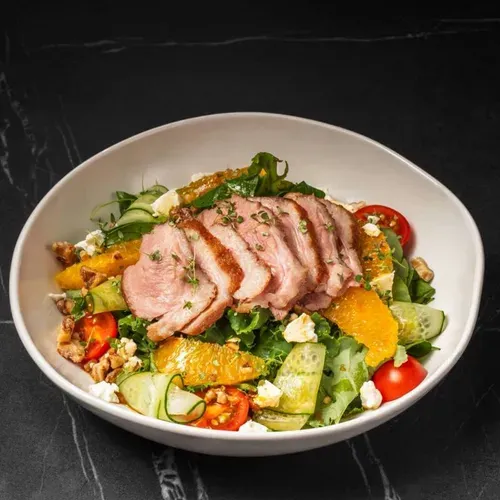 Salată cu piept de rață confit