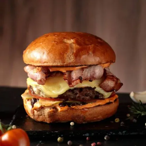 Cheesburger cu cartofi pai