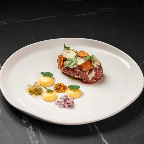 Tartar de vită cu sos olandez