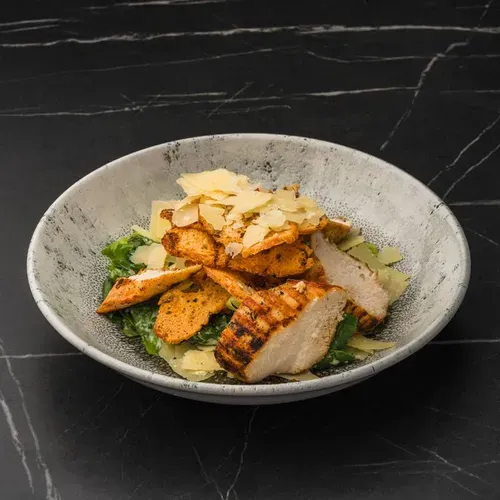 Salată Caesar cu carne de pui