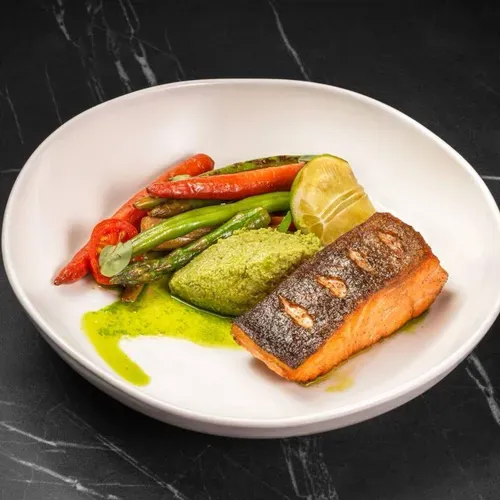 Somon cu legume sote