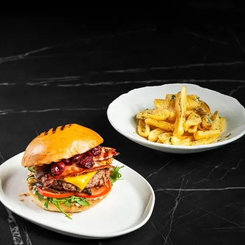 Burger de vită cu gem de vișină